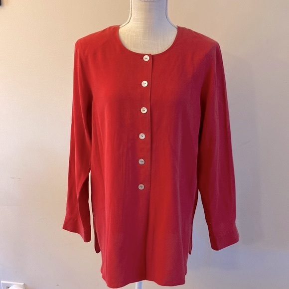 Anne Carson Tops - Anne Carson 100% silk women’s Red button down long sleeve shirt padded size M